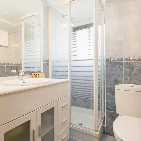 Beachfront With Panoramic Sea Views, Private Parking, Swimming Pools And Mini Golf דירה